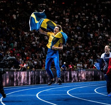 Berlin Deutschland 12 08 2018 Europameister Armand Duplantis Schweden jubelt neben Renaud Lavil