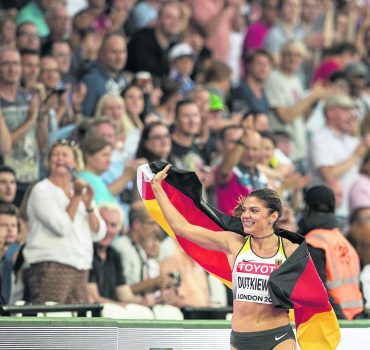 Jubel Pamela DUTKIEWICZ Deutschland 3 Platz Ehrenrunde mit Fahne Finale 100m Huerden der Frauen