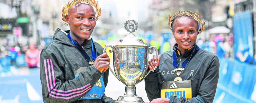 Sport Bilder des Tages Running: Boston Marathon Apr 17, 2023; Boston, MA, USA; Evans Chebet of Kenya (left) and Hellen O